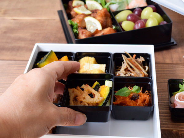 2-Tiered White Square Jubako Box with 4 Sets of Chopsticks