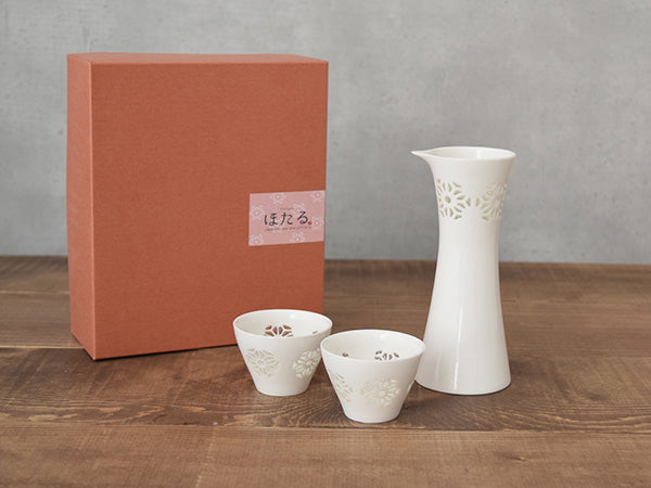 Hotarude Sake Bottle (Tokkuri) and 2-Piece Sake Cup (Guinomi) Set with Gift Box - White